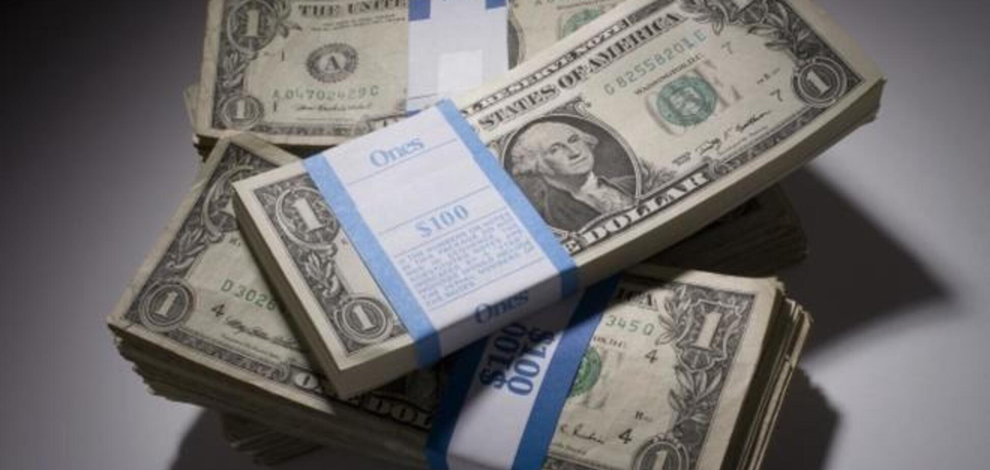 На межбанке доллар резко упал на две гривни