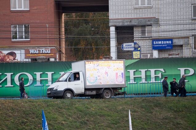 Нищета российского футбола перед ЧМ-2018: комментатор на подоконнике и табло в 'Газели'