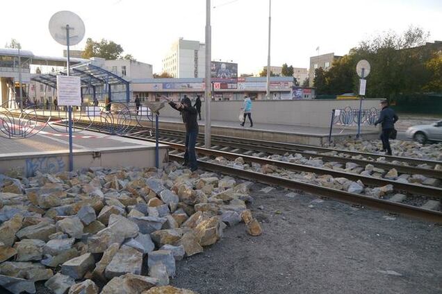 Киевляне убрали гору камней, которыми коммунальщики завалили 'незаконный переход'