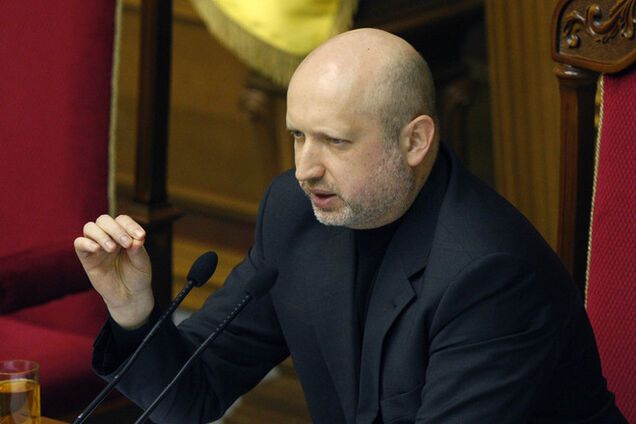 Турчинов не намерен подписывать закон о люстрации, пока его не утвердят общественные активисты