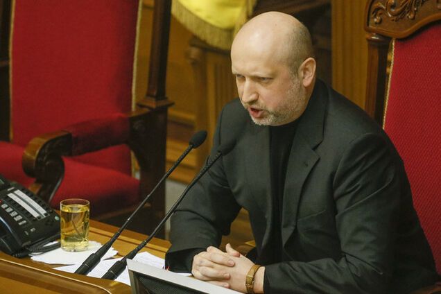 Турчинов таки подписал закон об очищении власти