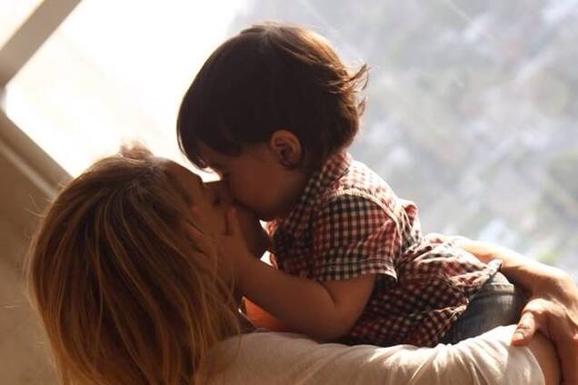 Видео Шакиры, на котором она учит сына читать, набрало бешеную популярность в сети