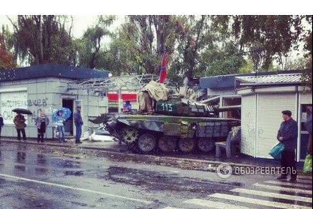 Террористы на танке протаранили торговые павильоны в Донецке. Фотофакт