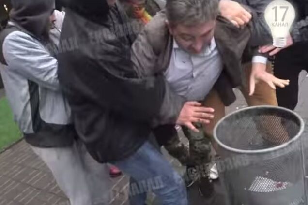 Журналисты опубликовали видео, как нардепа Грушевского 'заставили заглянуть в урну'