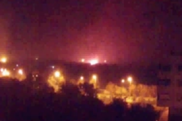 Донецкий аэропорт загорелся после взрывов: видео пожара
