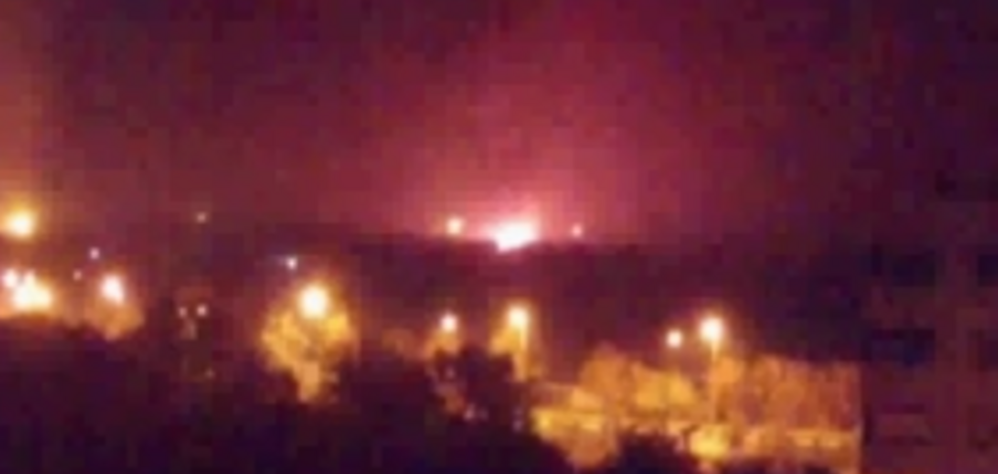 Донецький аеропорт загорівся після вибухів: відео пожежі