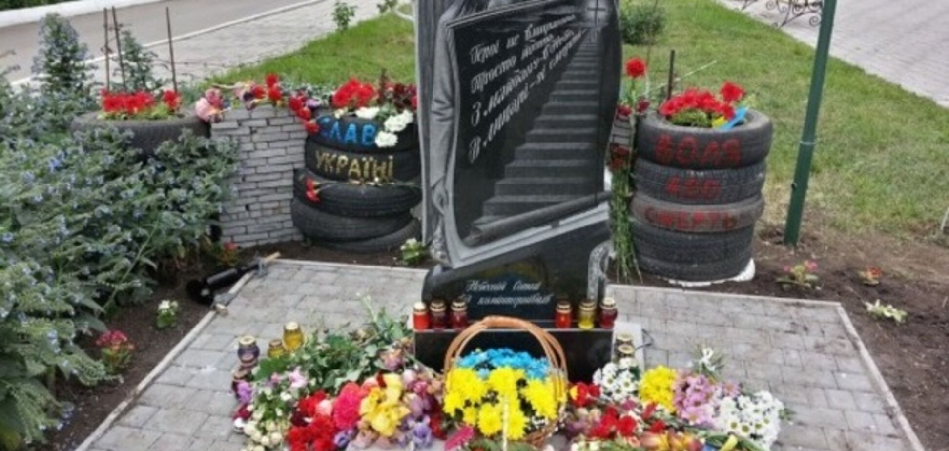 СБУ затримала вандалів, які зруйнували пам'ятник 'Героям Небесної Сотні'