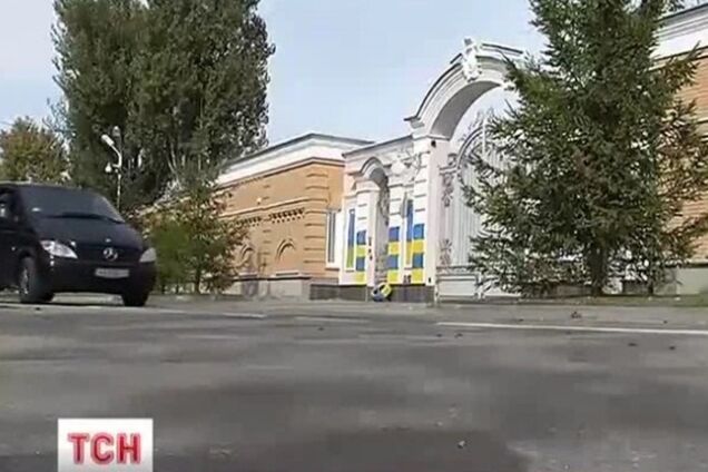 Забор дома Порошенко разрисовали в сине-желтый цвет