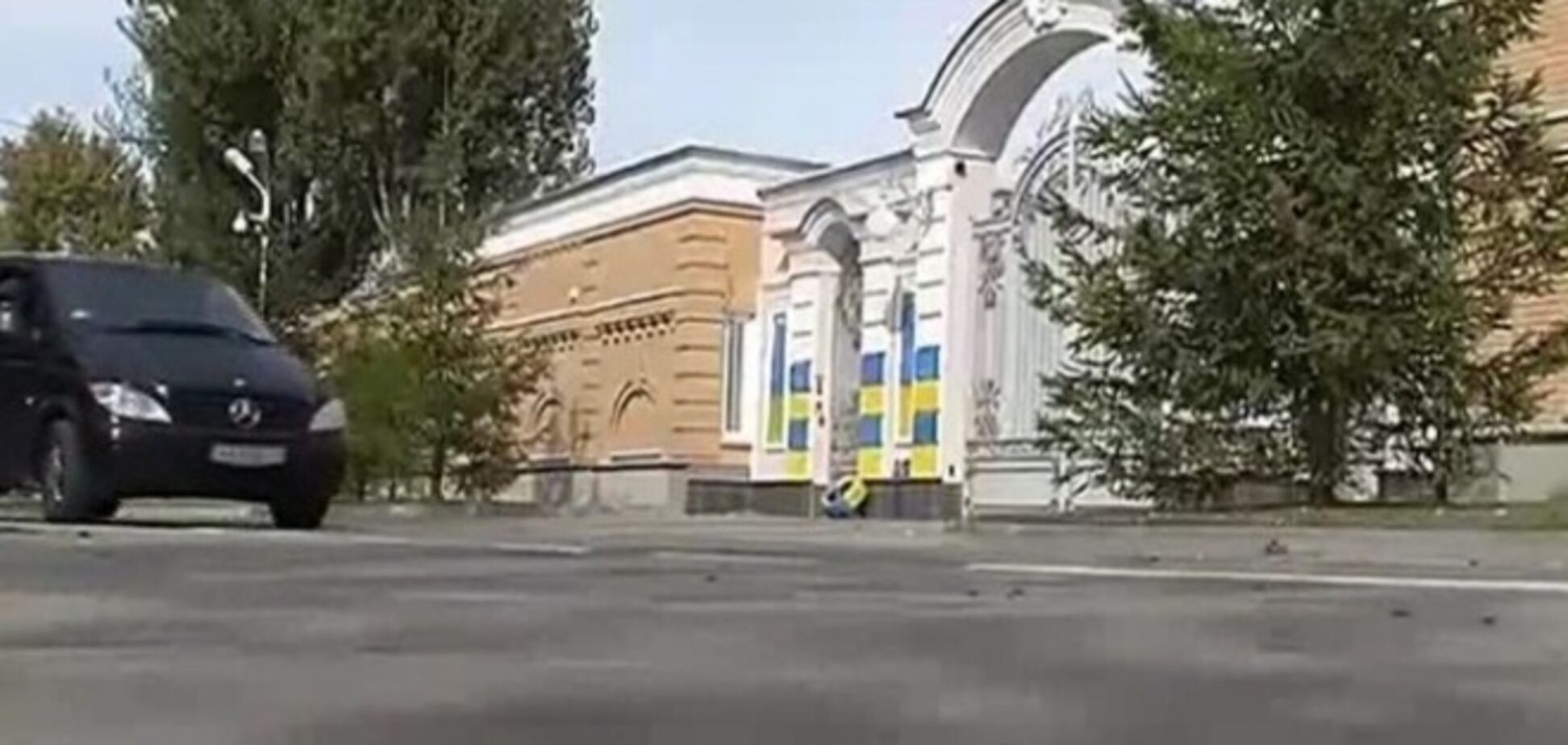 Забор дома Порошенко разрисовали в сине-желтый цвет