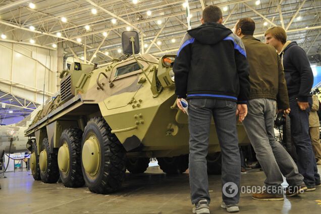 Вертолеты, БТР и автоматы: фото с выставки оружия в Киеве