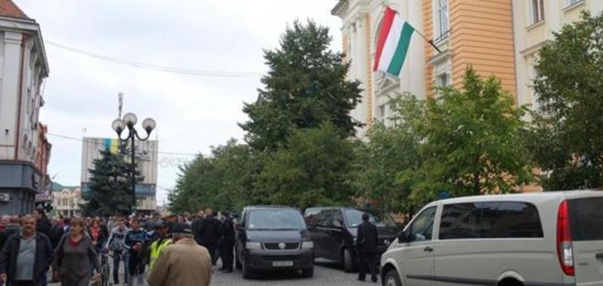 Премьер Венгрии прибыл в Украину на кортеже из 11 бронированных авто. Опубликованы фото