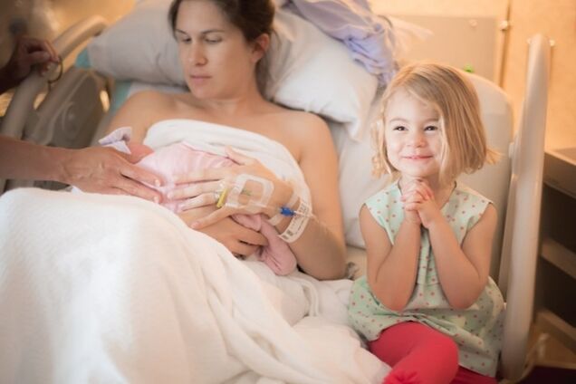 Трогательные фото детей, которые впервые увидели своих братиков и сестричек