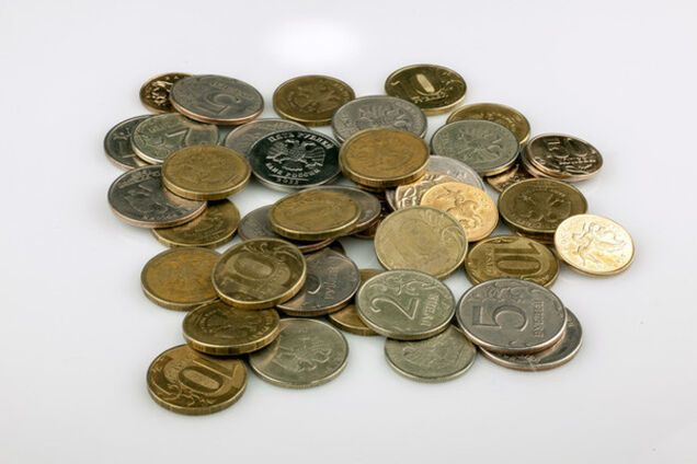 Рубль в течение дня дважды обновил антирекорд падения