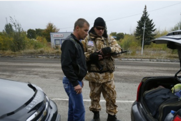Украинские военные с нашивками ПТН ПНХ под Дебальцево устроили проверку каждой машины