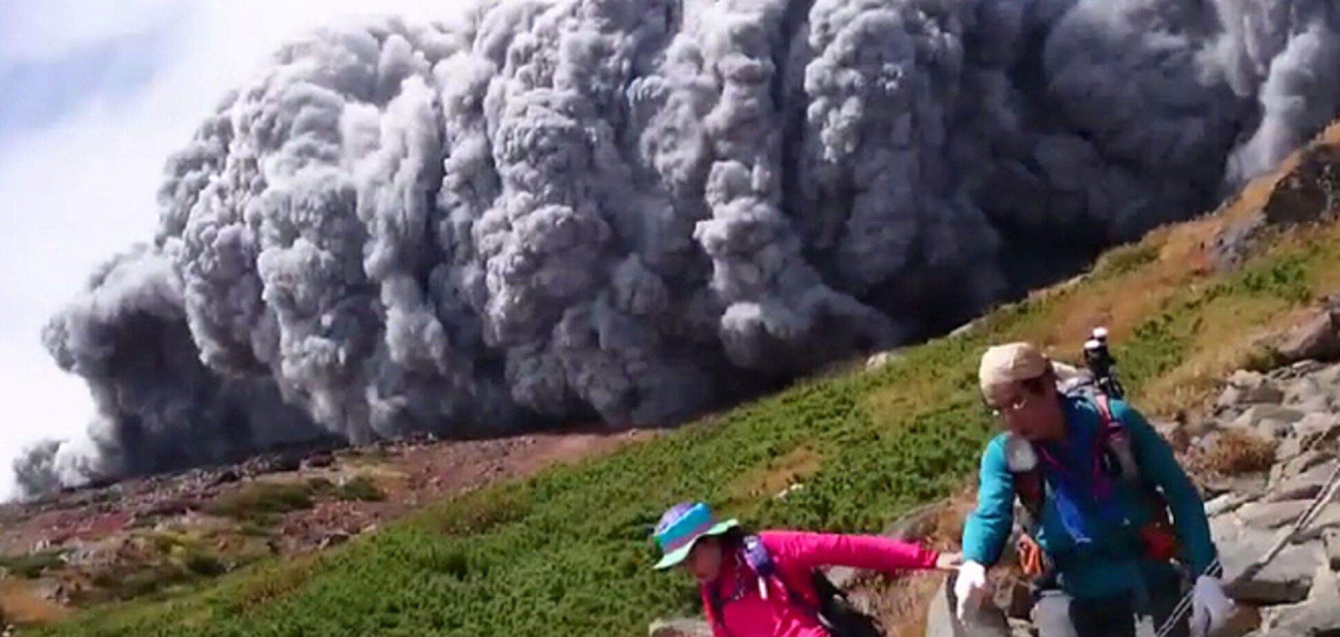 Снято видео извержения вулкана в Японии: один погибший и более 70 раненых