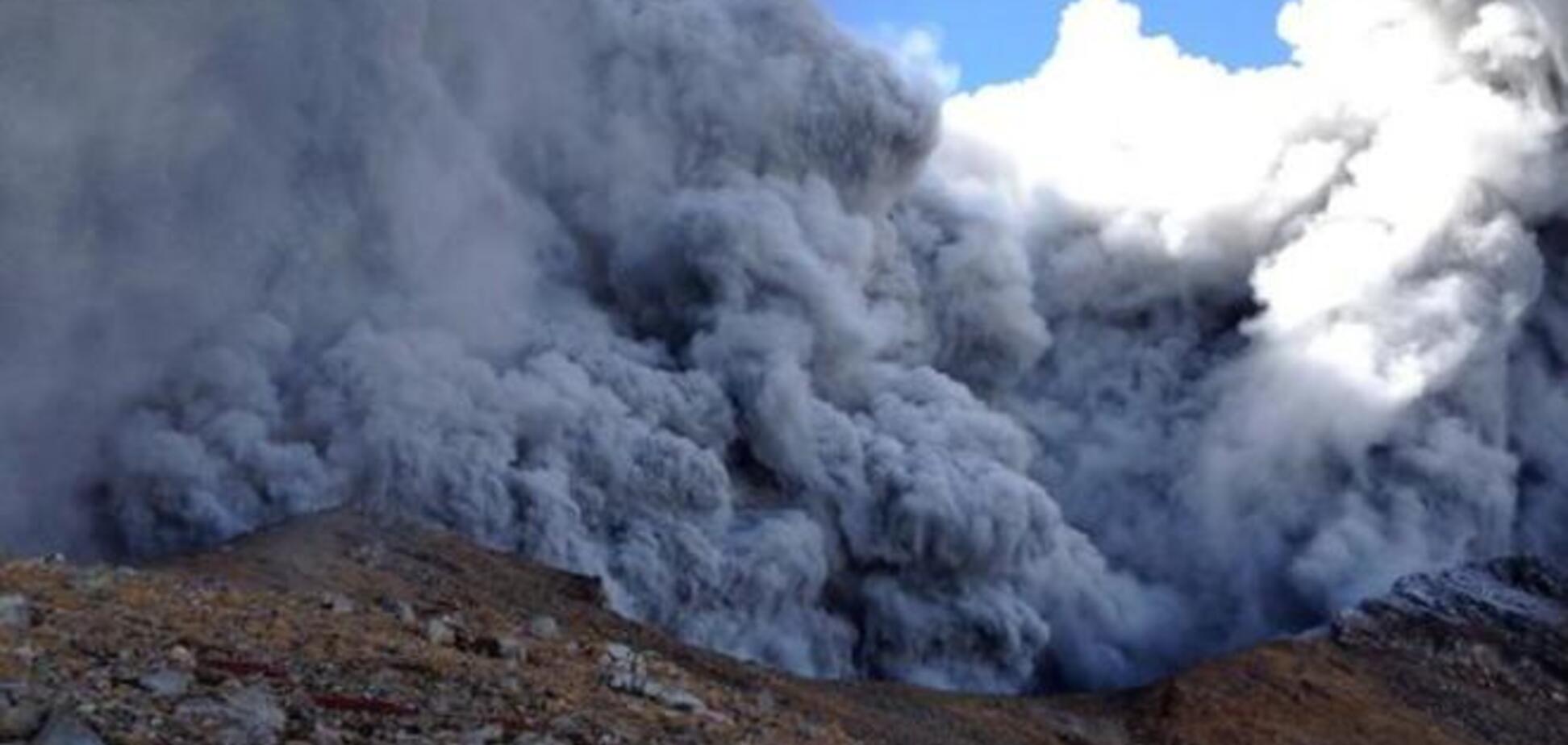 Внезапное извержение вулкана в Японии: опубликованы фото и видео
