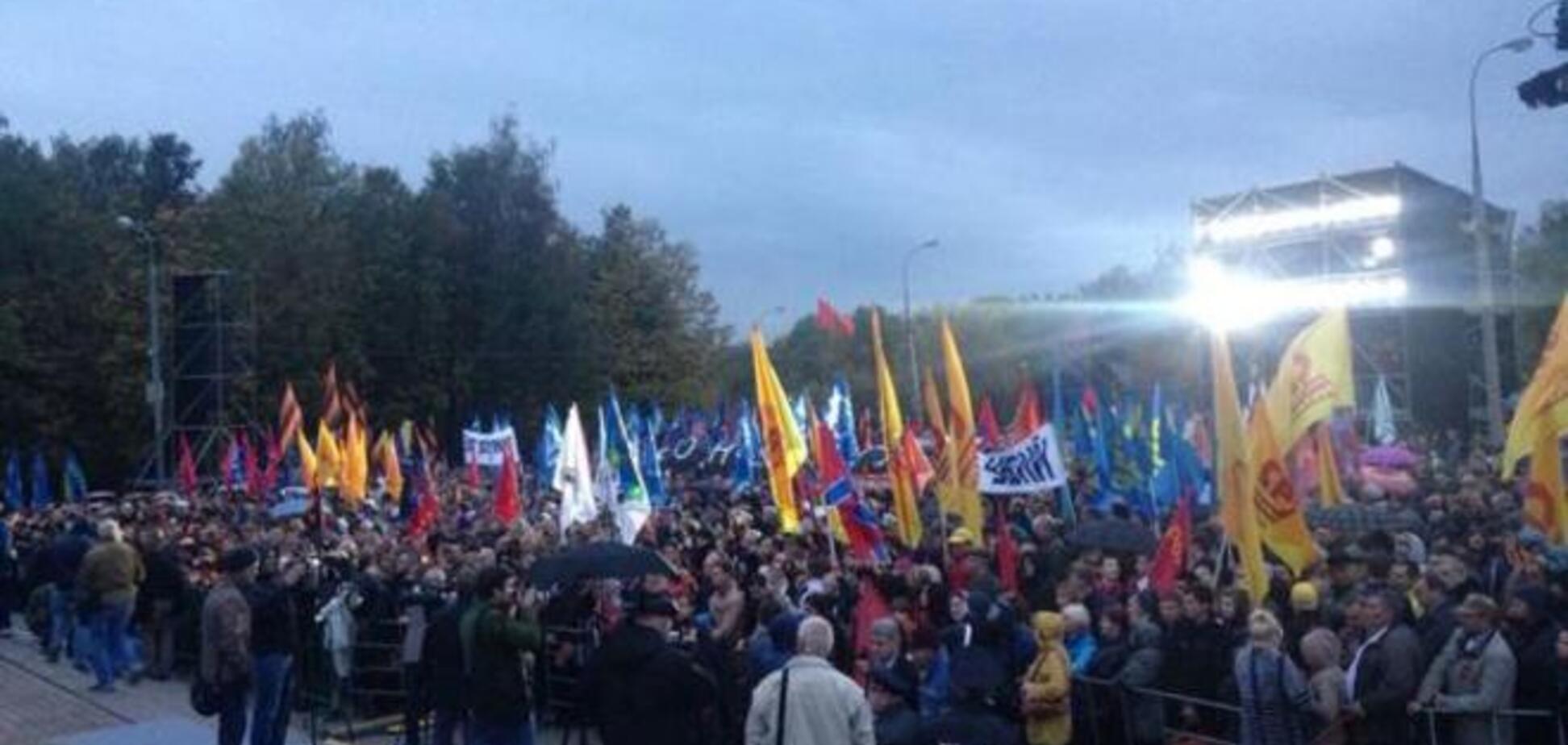 В Москве на митинге под флагами 'ДНР' и 'ЛНР' скорбили по погибшим на Донбассе
