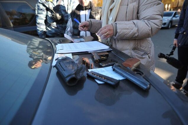 На въезде в Киев задержали автомобиль с оружием