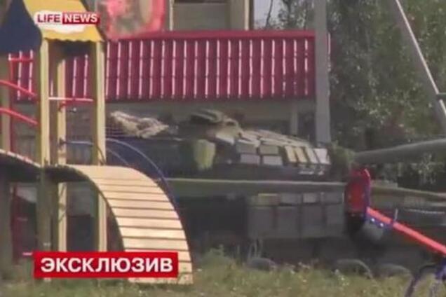 LifeNews показал российский танк на детской площадке Донецка