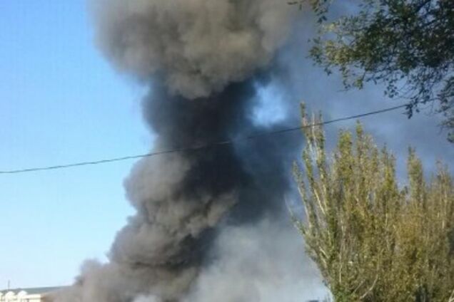 Донецк под обстрелами: горит мебельная фабрика, уничтожены жилые дома