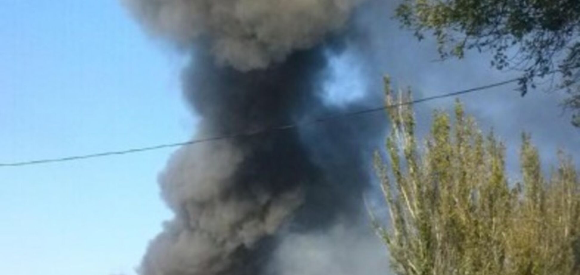 Донецк под обстрелами: горит мебельная фабрика, уничтожены жилые дома