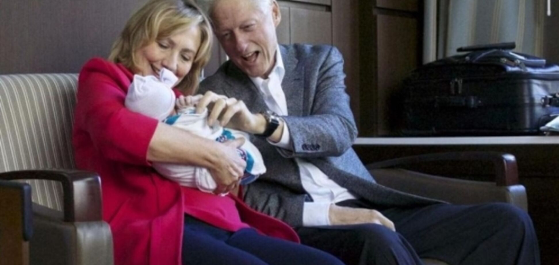 Билл и Хиллари Клинтон выложили в сети первые фото своей единственной внучки