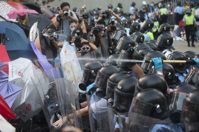 В Гонконге полиция дубинками и слезоточивым газом пыталась разогнать местный 'Майдан'