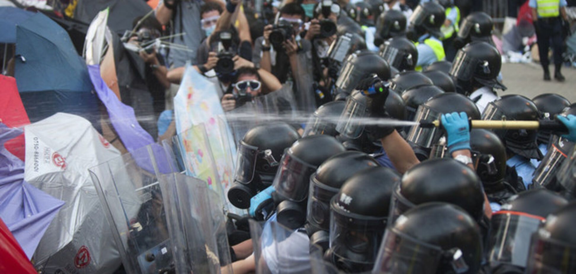 В Гонконге полиция дубинками и слезоточивым газом пыталась разогнать местный 'Майдан'