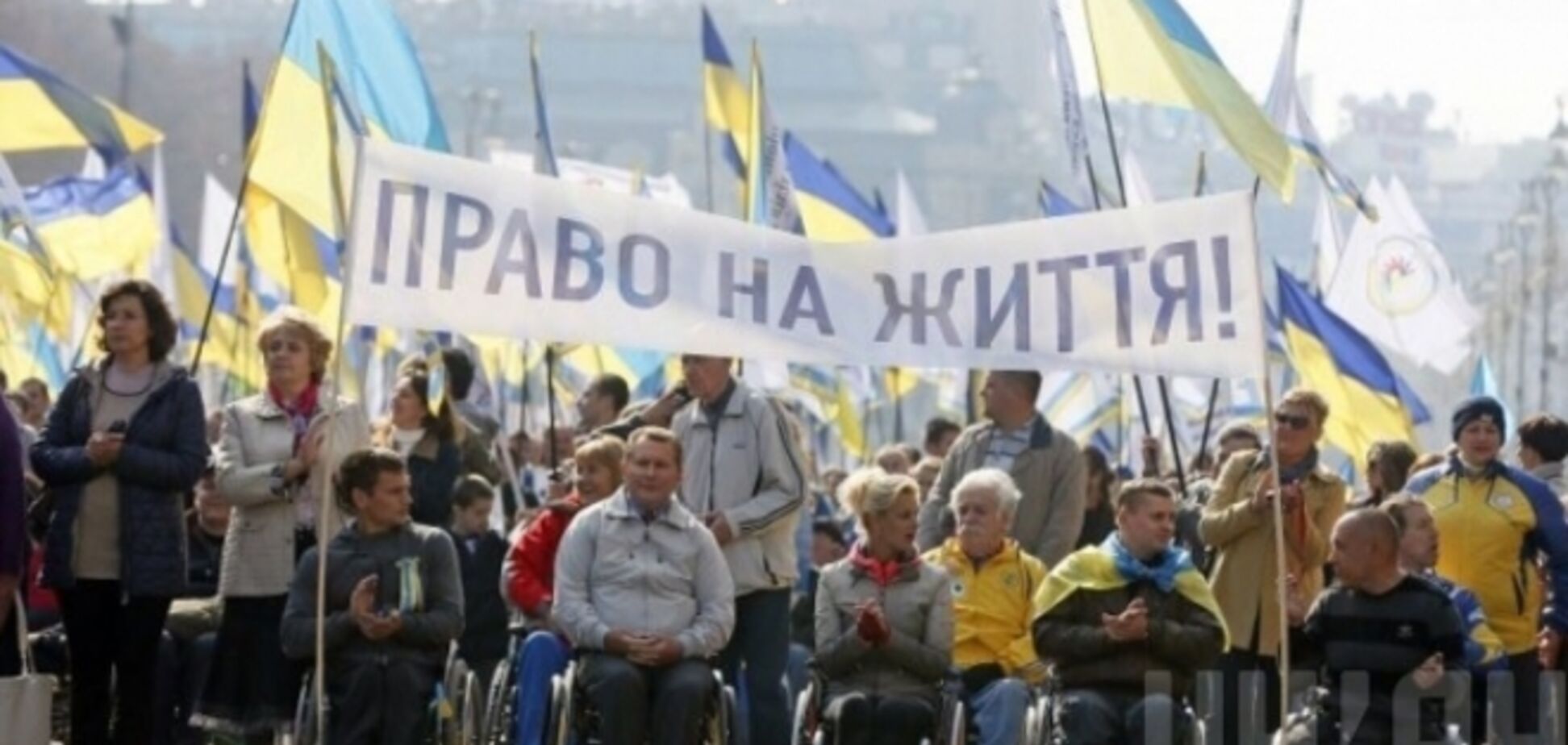 В Киеве сотни людей с инвалидностью на Марше мира призвали раненых военных не падать духом 