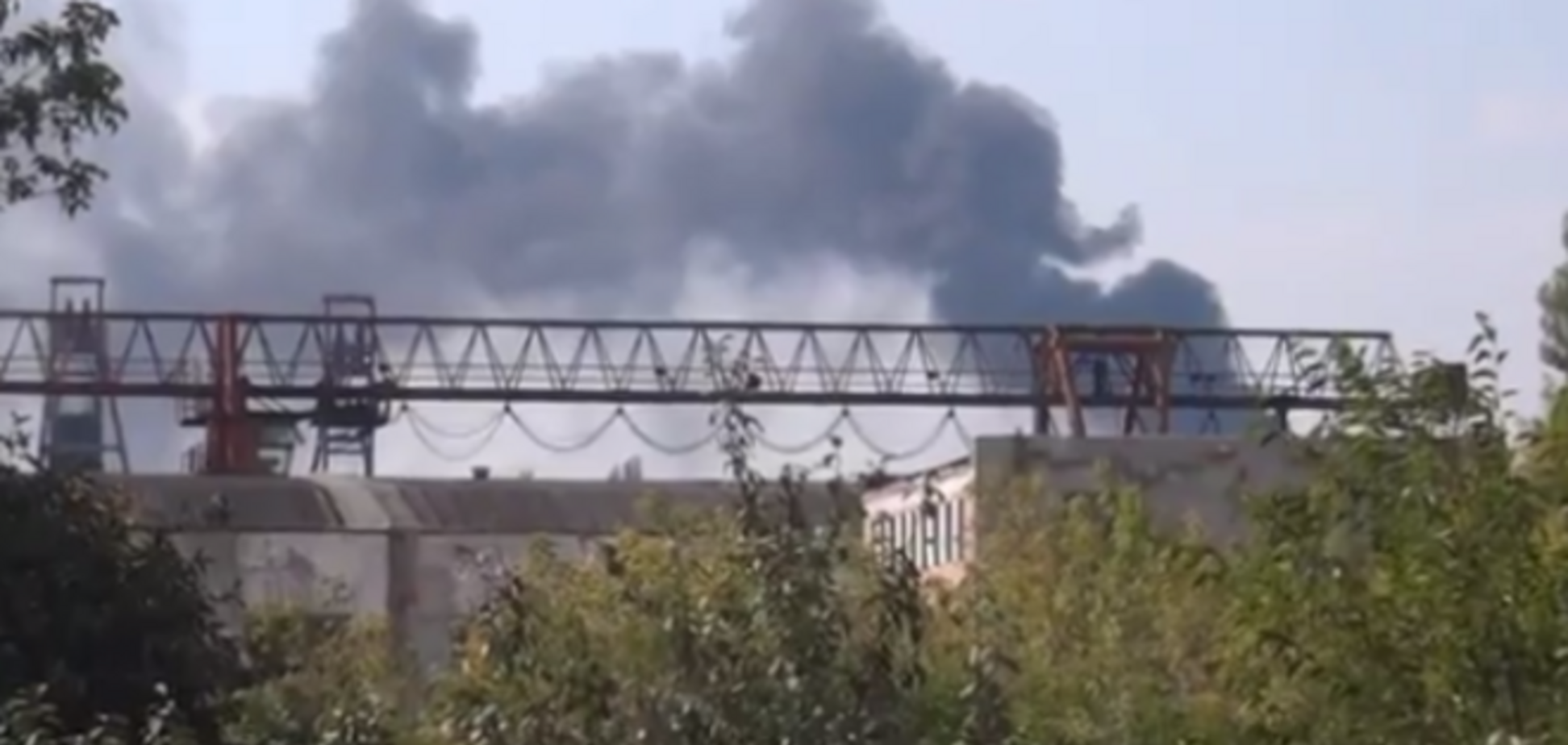 В Донецке из-за попадания снаряда начался масштабный пожар на заводе 'Точмаш'