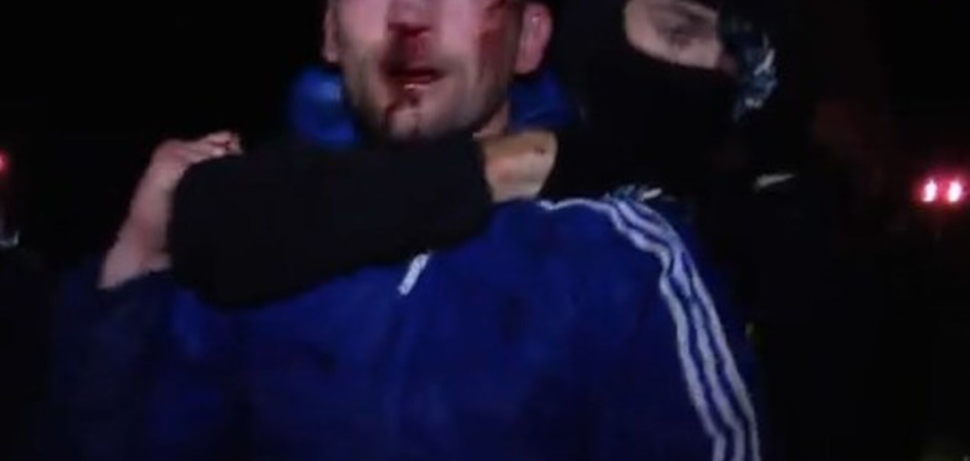 В Харькове во время сноса Ленина активисты избили и поставили на колени неизвестного мужчину