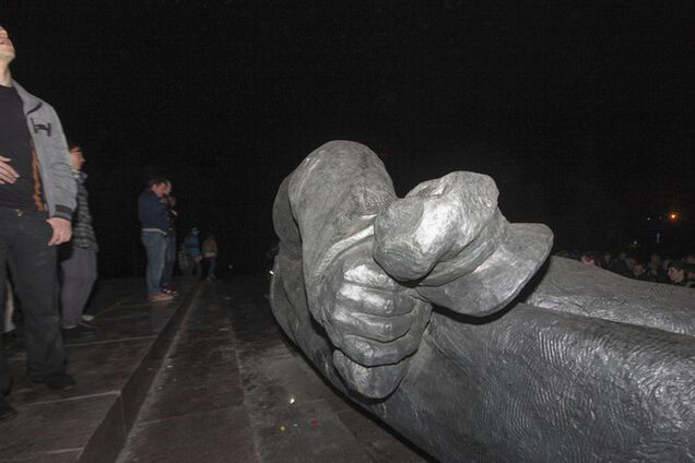 Харківські активісти запропонували Кернесу обміняти 'ніс Леніна' на БТР для 'Азова'