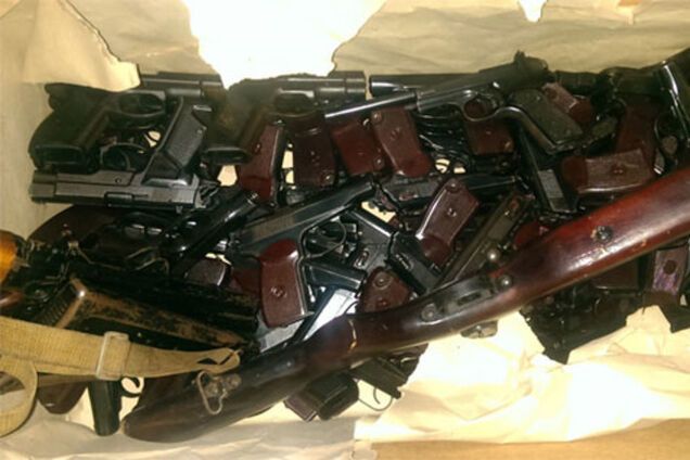 В Донецке милиция оперативно вывозит оружие из своих тайников