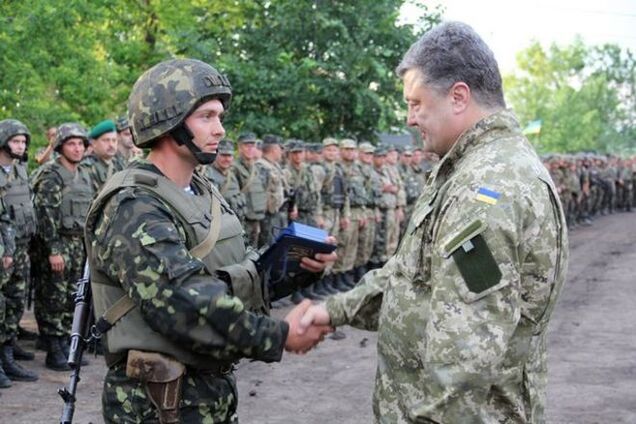 Порошенко наградил орденами и медалями 159 украинских воинов