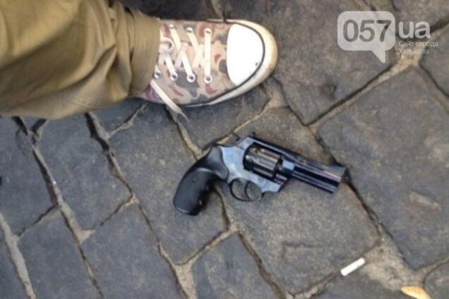 В Харькове мужчина с георгиевской лентой открыл стрельбу по людям у свергнутого Ленина