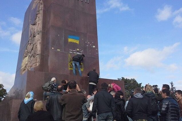 В Харькове пенсионеры-коммунисты 'устроили плач' у постамента поваленного Ленина