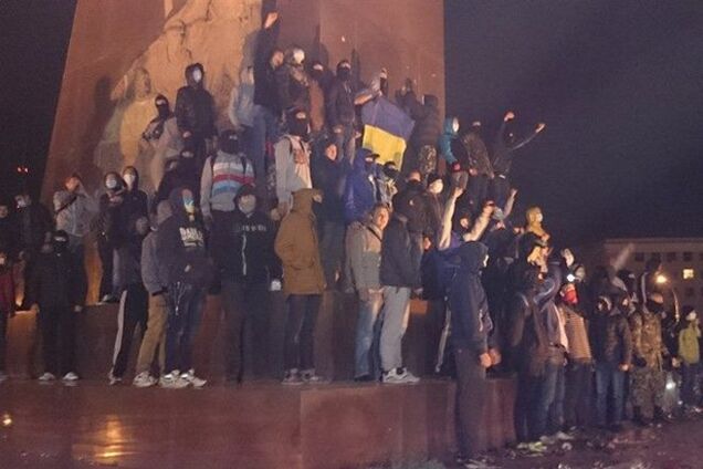 В стычке между харьковскими 'ультрас' и сторонниками Ленина есть раненые