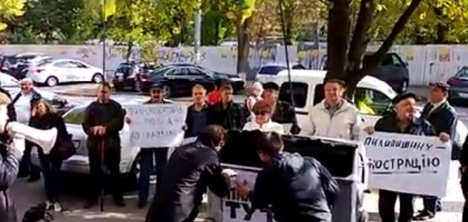 В Киеве митингующие приготовились к повторной 'мусорной люстрации' Пилипишина