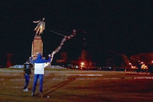 Появились новые фото сноса памятника Ленину в Харькове