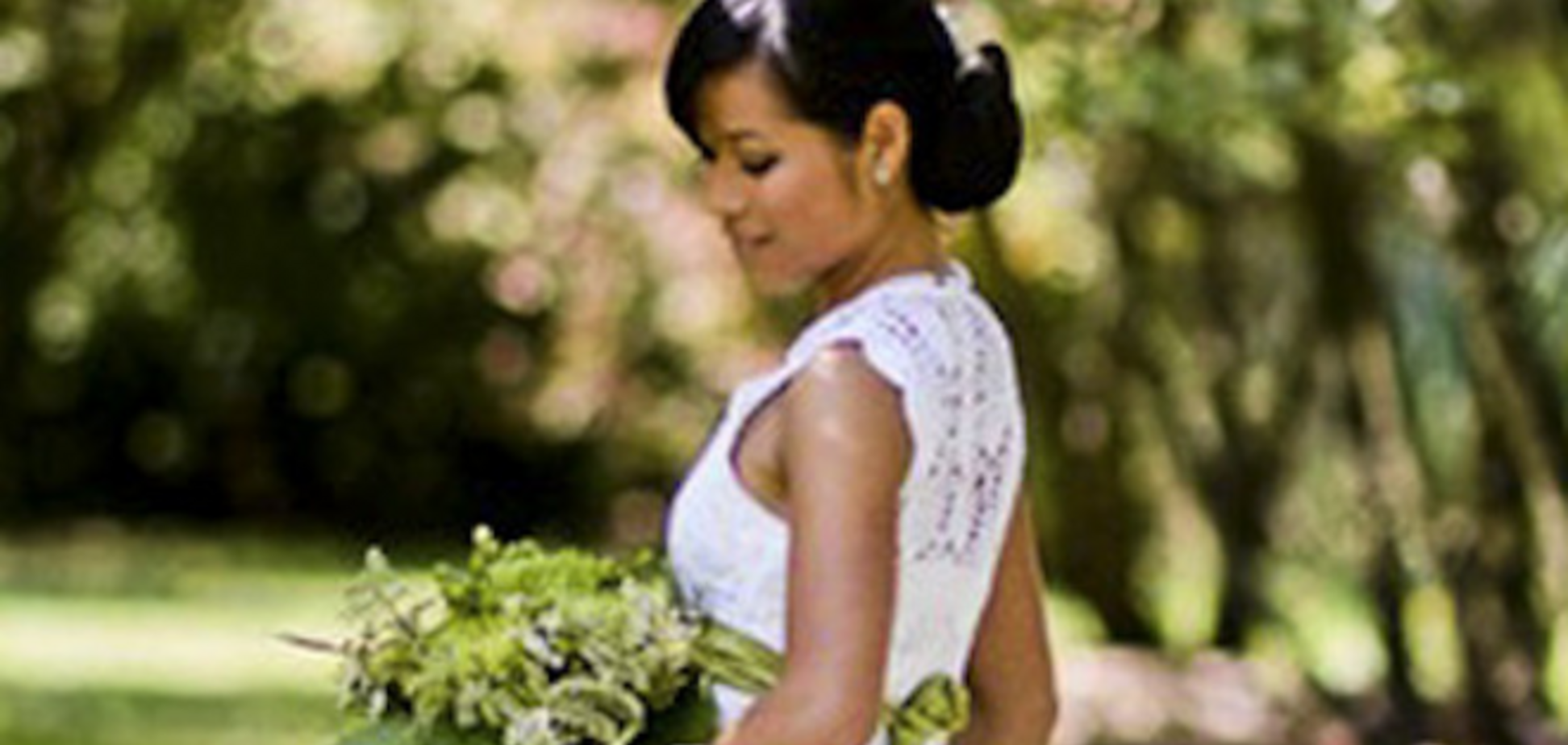 Девушка связала себе красивое свадебное платье во время поездок в автобусе