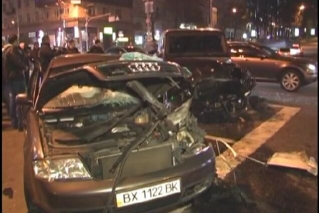 Водитель 'Мерседеса' устроил гонки в центре Киева: 4 человека в больнице. Опубликованы фото аварии