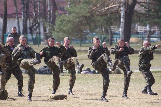 Экс-глава СБУ предложил круглосуточно обучать украинских бойцов