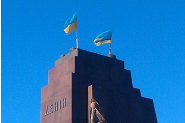 Харьковчане с утра поспешили убедиться, что памятника Ленину таки нет