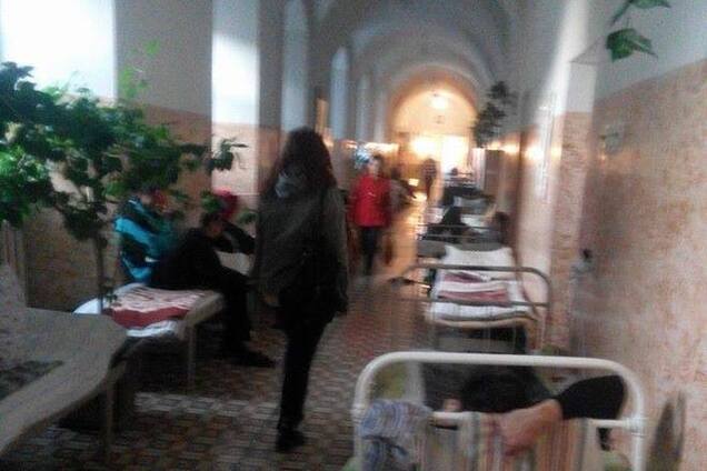 Військовий шпиталь у Луцьку переповнений: солдати з жахливими ранами лежать в холодних коридорах