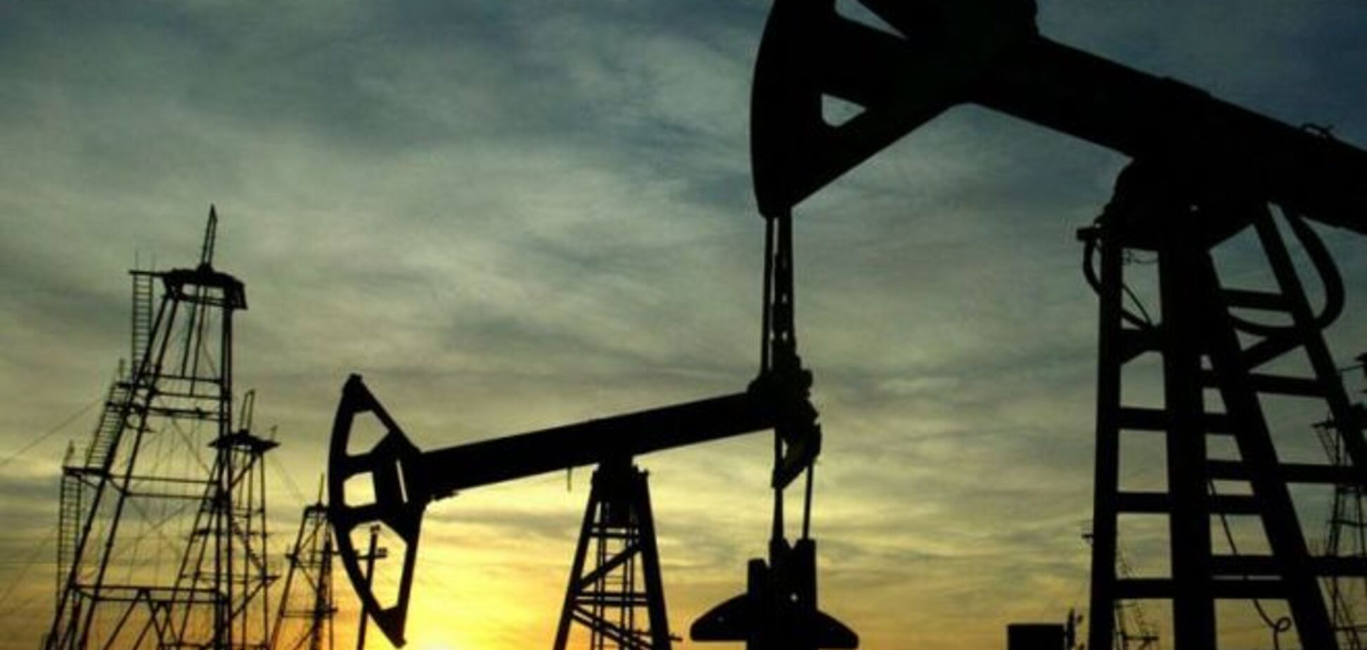 Геополитика обрушила цены на нефть до минимума за 15 месяцев
