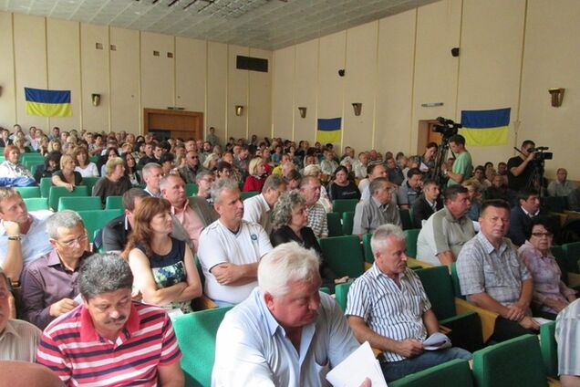 В Мариуполе впервые под звуки гимна Украины открылась сессия горсовета