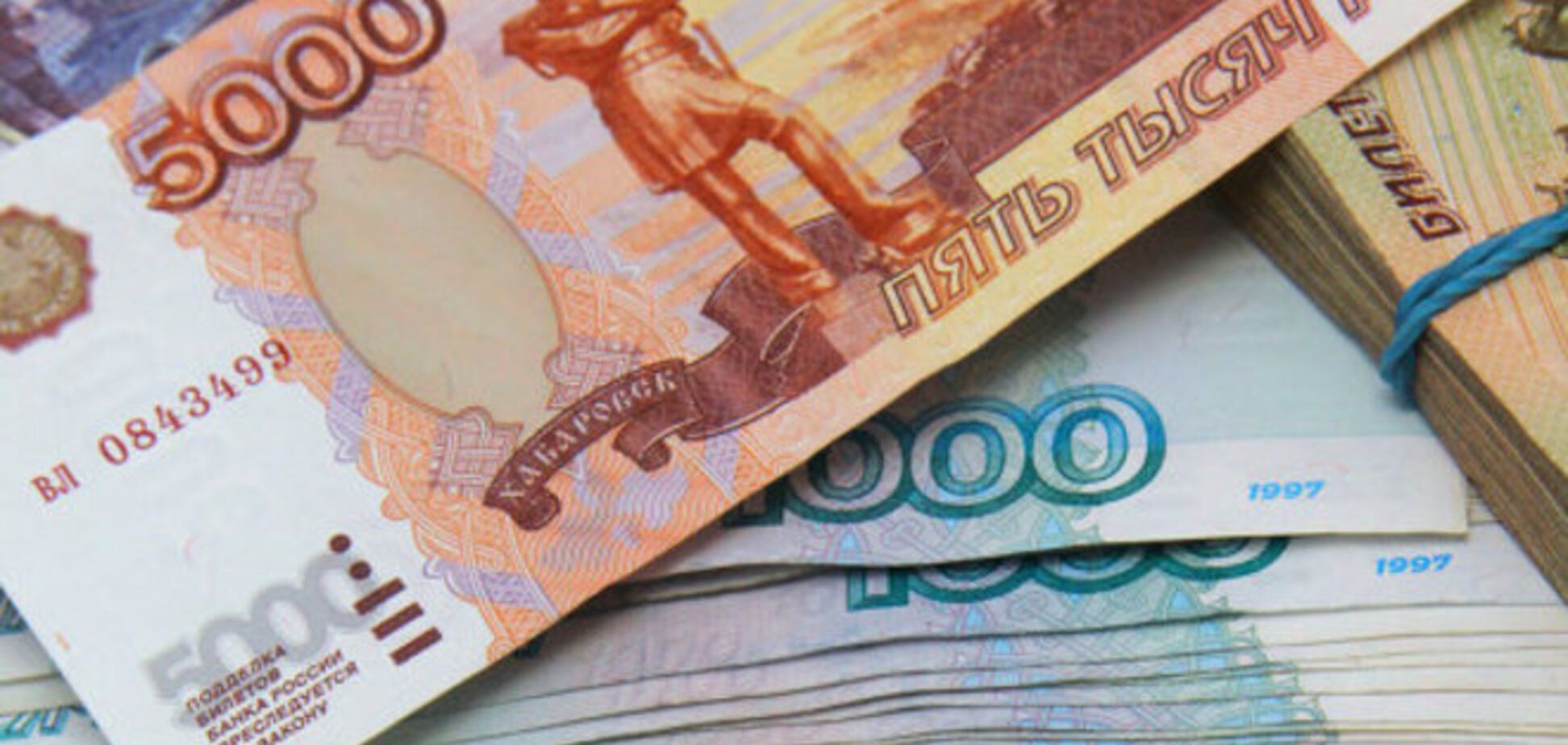 На Донбас вже завезли російські рублі та паспорта 