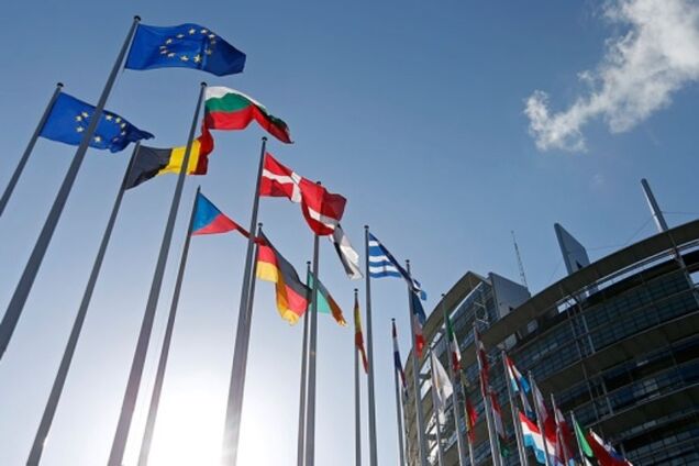 Еврокомиссия одобрила санкции в отношении капитала и 'оборонки' РФ