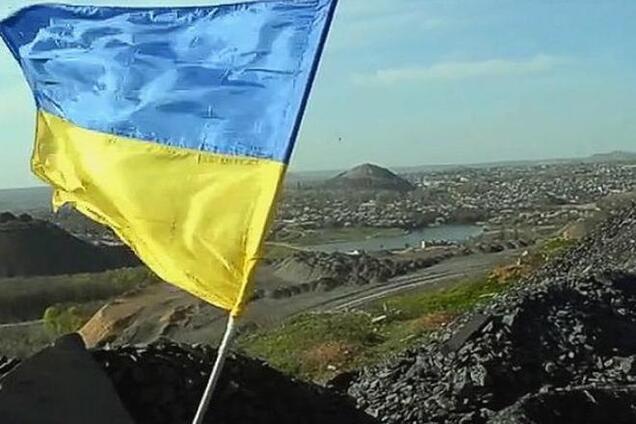 Жительница Донецка забрала обгоревший флаг Украины и берет десантника 'под носом' у боевиков