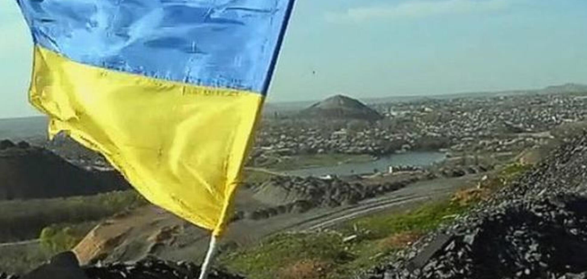Жительница Донецка забрала обгоревший флаг Украины и берет десантника 'под носом' у боевиков